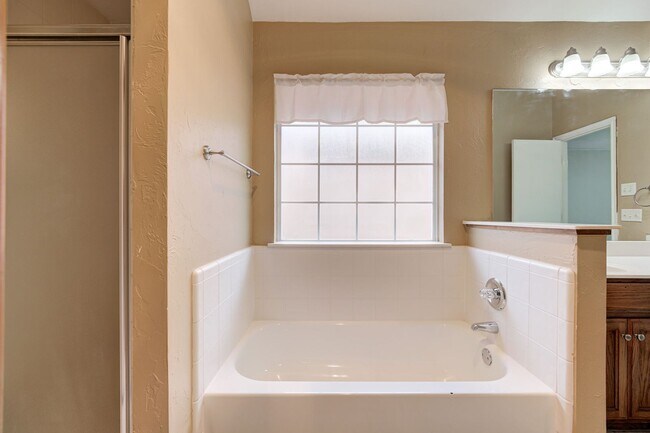Building Photo - Gorgeous 3 bedroom 2 Bath Home in the Heart of Edmond
