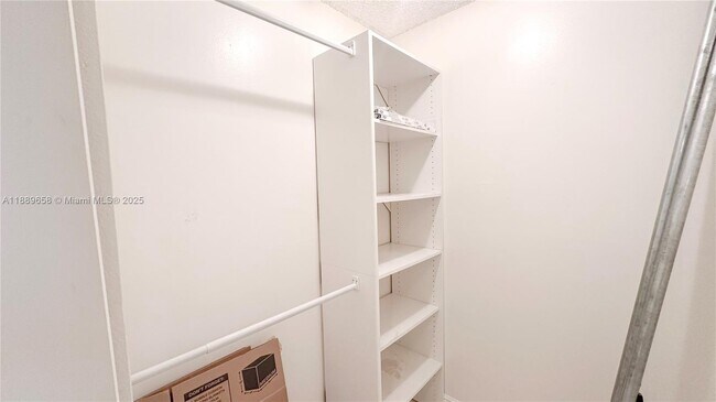 Building Photo - 800 Parkview Dr