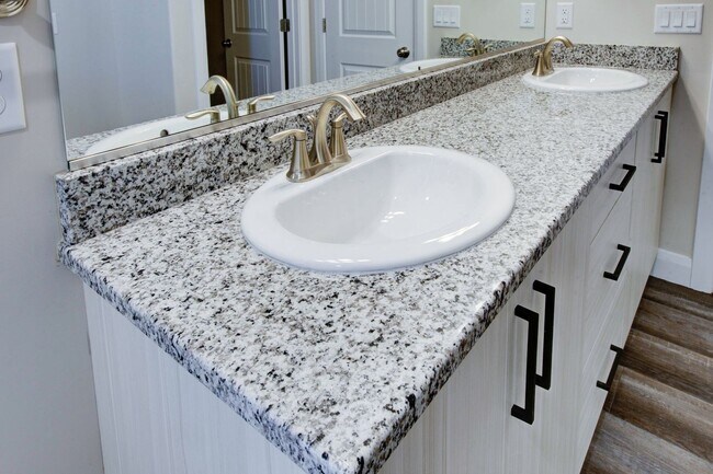 Building Photo - Like new 3 bedroom, 2.5 bathroom townhome in Cedar City!