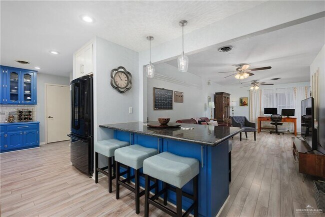 Building Photo - 22 W Esperanza Ave