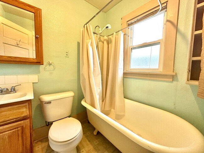 Building Photo - Beautiful 2 bedroom house with garage $875