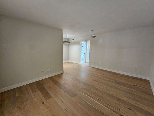 Building Photo - Ready for immediate move in!