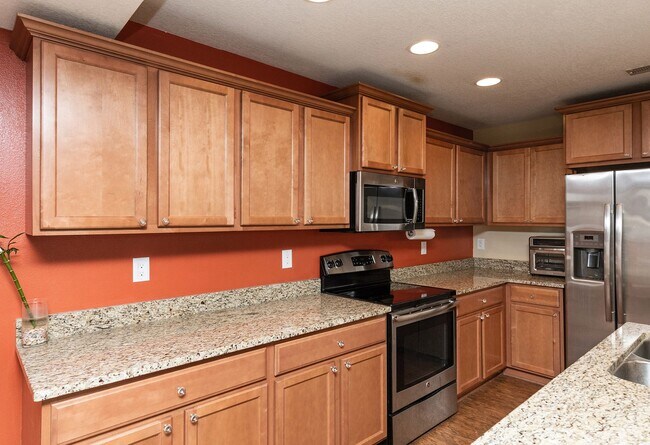 Building Photo - END UNIT!!  3 Bedroom, 2.5 Bathroom Townhome in West Des Moines!