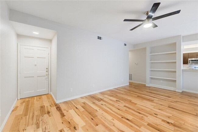 Building Photo - 4711 Spicewood Springs Rd