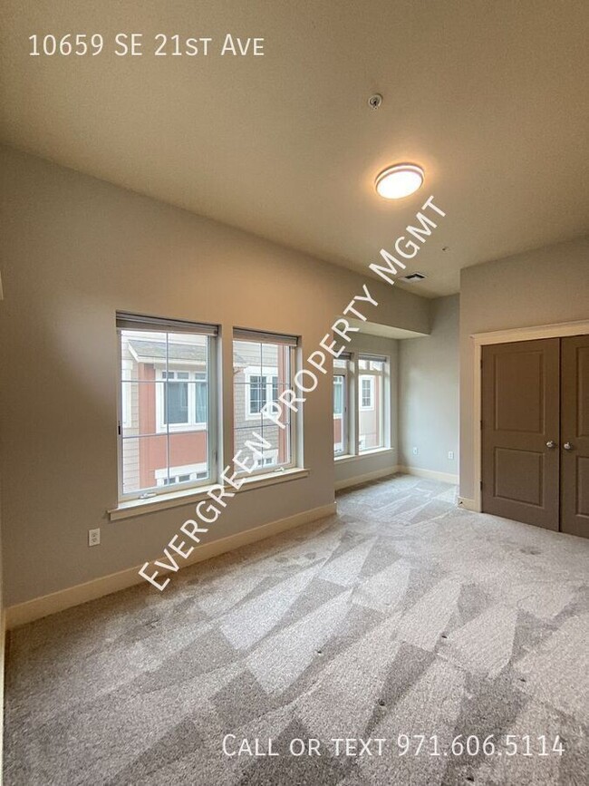 Building Photo - Conveniently Located Townhome With Bonus O...