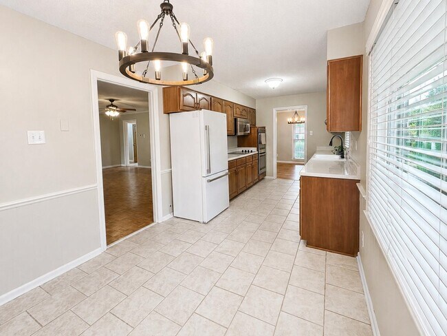 Building Photo - 2148 Riverdale Rd