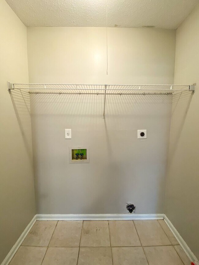 Building Photo - 3 bed, 2 bath home with wonderful curb appeal near N. Germantown Parkway.