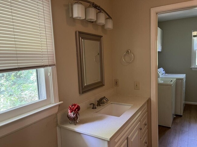 Building Photo - 549 Alpine Way