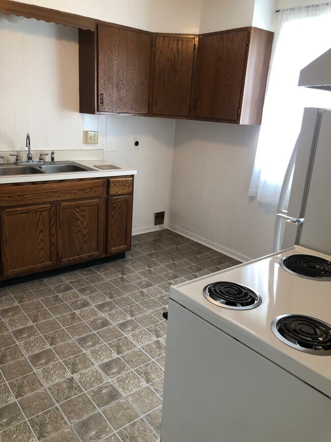 Building Photo - 2114 Oakridge Dr