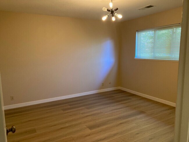 Building Photo - 1960 Harris Ave