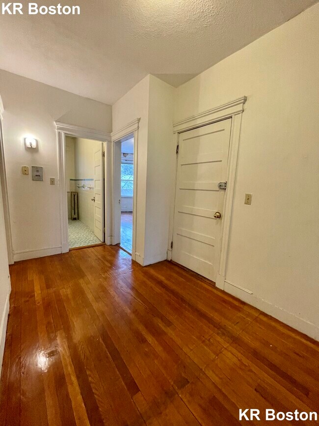 Building Photo - 1891 Beacon St