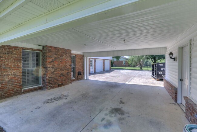 Building Photo - 2303 Friendship Dr