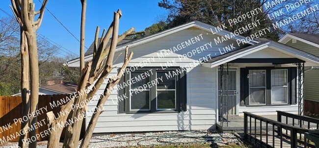 Building Photo - $1395 Quaint 2 bedroom with Washer/Dryer, ...