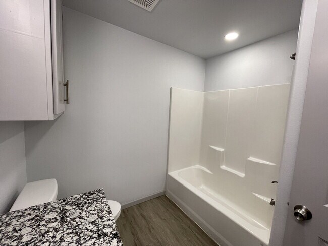 Building Photo - Spacious Home on a quiet cul-de-sac street