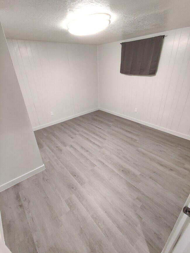 Building Photo - 255 E Tennyson Ave