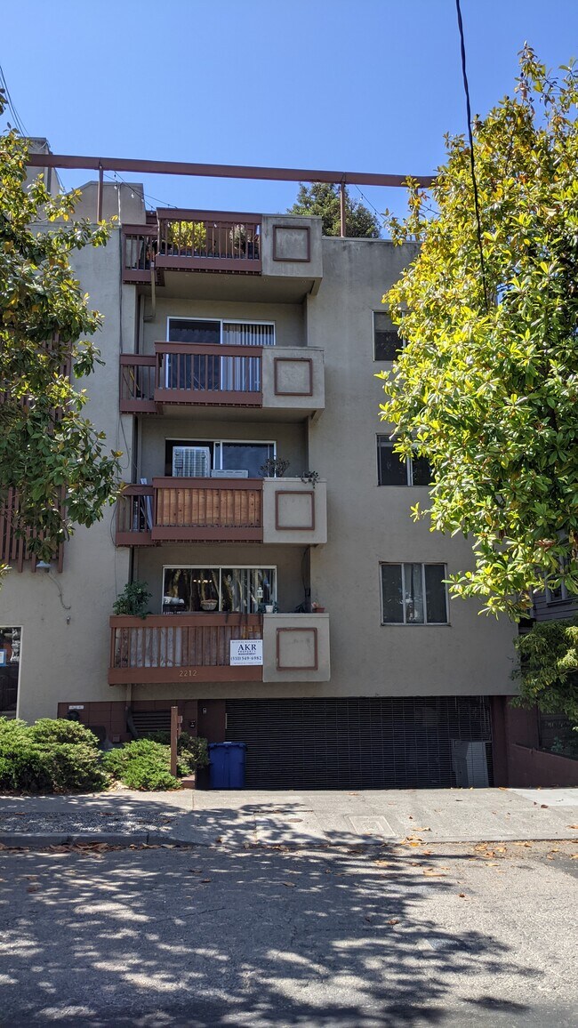 Building Photo - 2212 Blake St