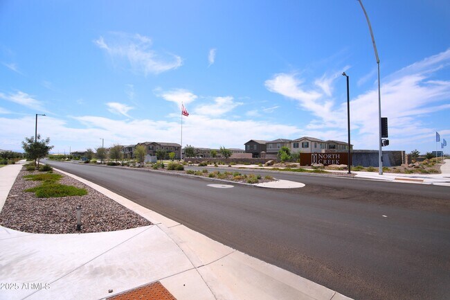 Building Photo - 879 W Finch Dr