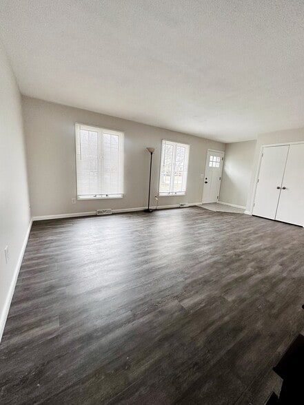 Building Photo - 5729 Cresthaven Ln