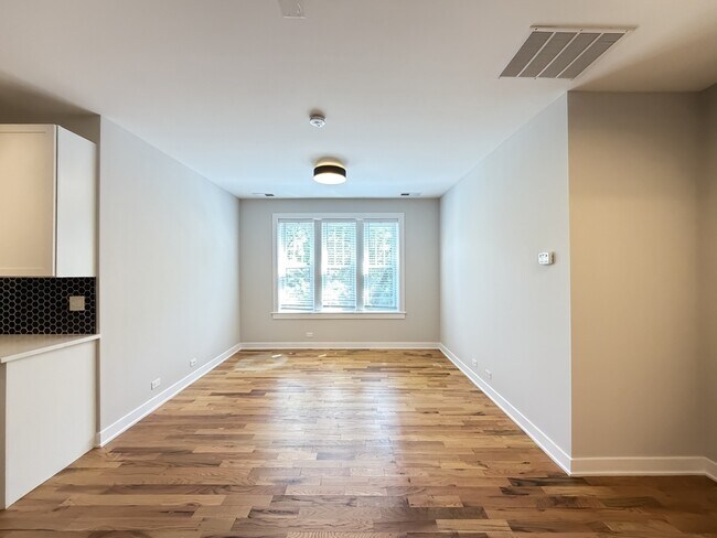Building Photo - 643 W Wrightwood Ave