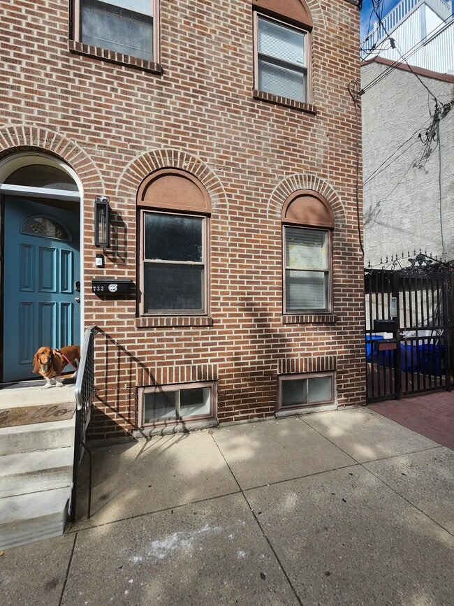 Primary Photo - 733 Carpenter St