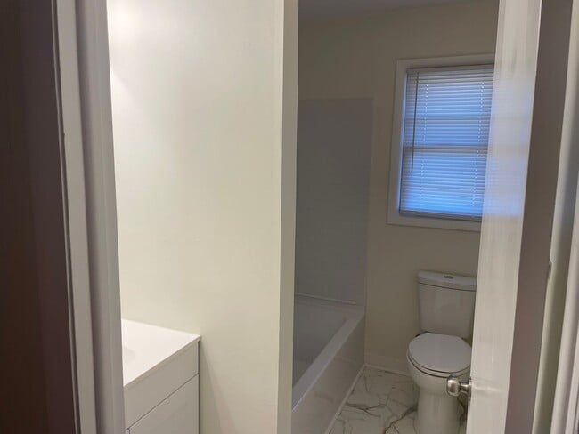 Building Photo - 3 Bedroom 2 Bathroom Home in Kingsport, TN