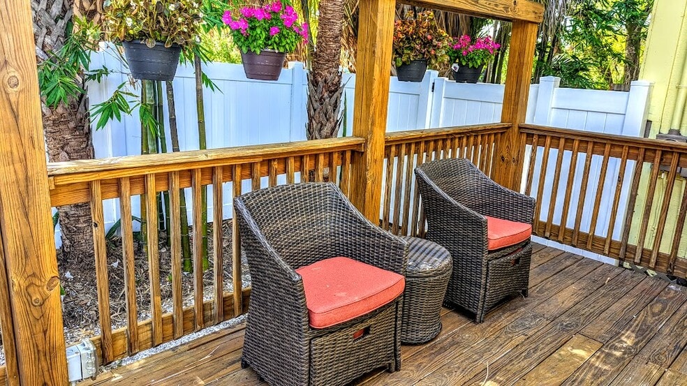 cottage/apartment Wrap-around-deck - 2350 1st Ave N