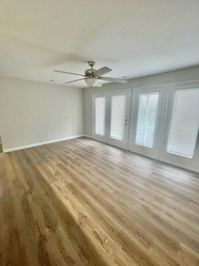 Building Photo - Must see this adorable 2 Bedroom, 2 bath condo on the 2nd floor in the RoseCroft community