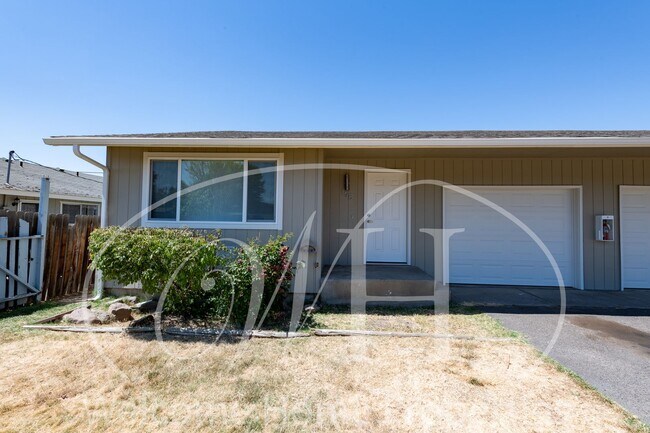 Building Photo - 2 Bedroom Duplex Apartment with Garage and...