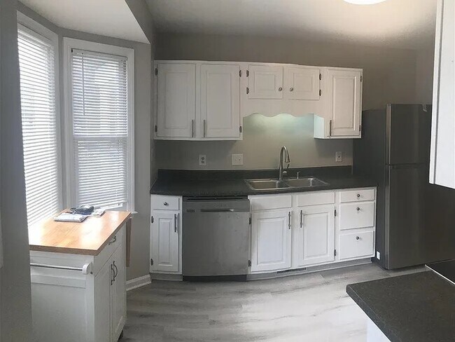 Building Photo - 6577 English Oaks Dr