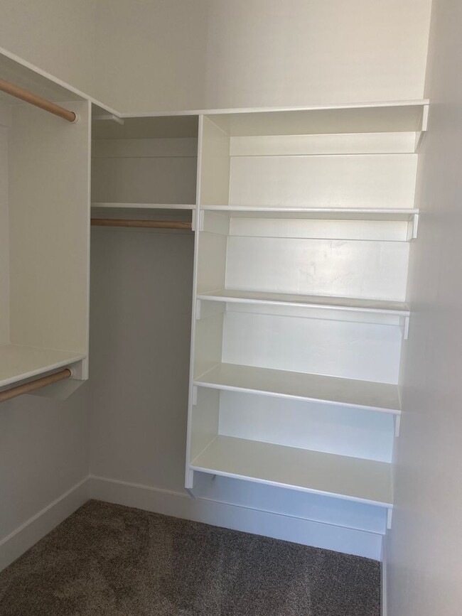 Building Photo - 3 bed 1 additional office space and 2.5 ba...