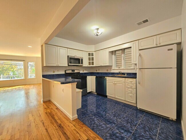 Building Photo - 113 Palisade Ave