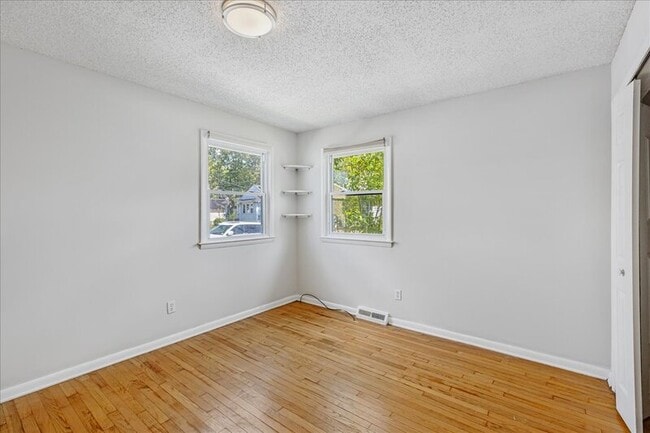 Building Photo - 2127 Oak Ave
