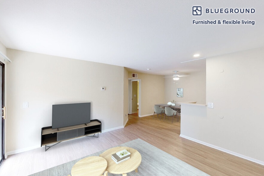 Building Photo - 10024 Paseo Montril