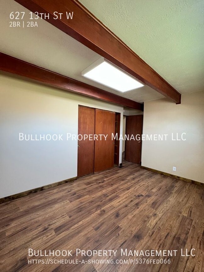 Building Photo - Move In Special - $300 off first full mont...