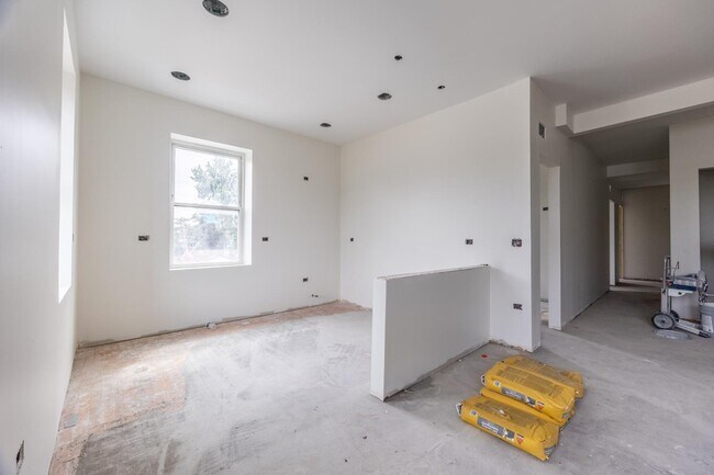 Building Photo - 8001 Edgewater Rd