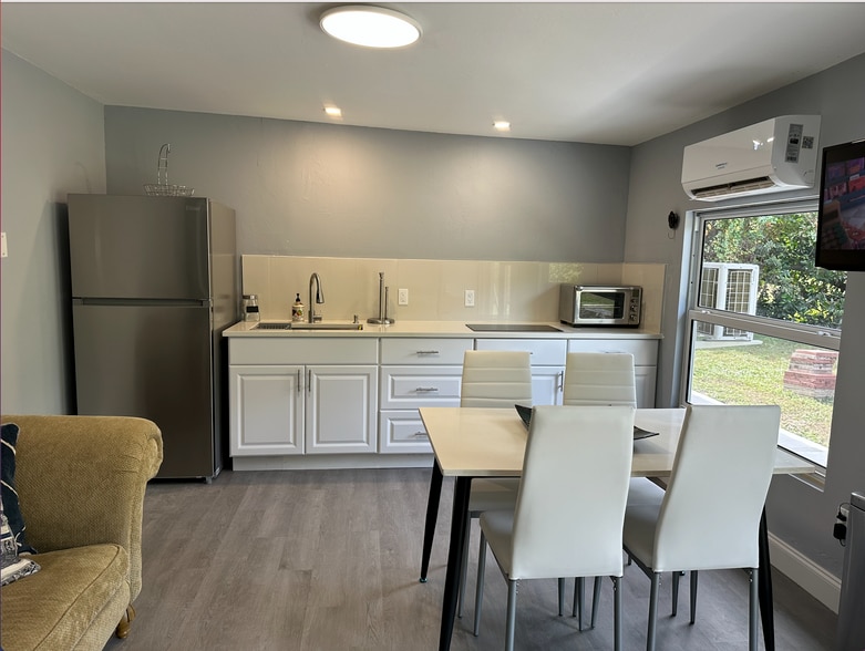 Building Photo - 493 Castle Dr