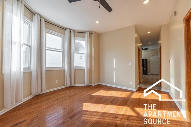 Building Photo - 2028 N Hamlin Ave