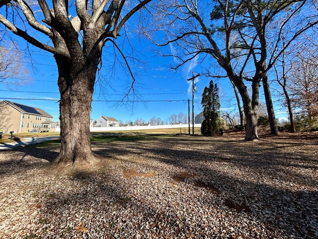 Building Photo - Charming 3Br in Oak Ridge on One Acre Lot!