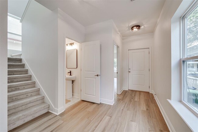 Building Photo - 1933 W Chestnut St