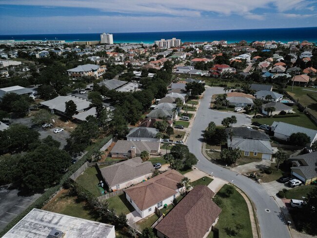Building Photo - Beautiful 3 Bedroom Home in Destin. Beachside of Hwy 98!