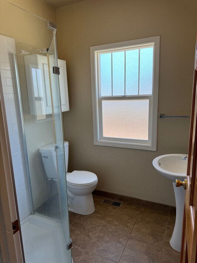 Building Photo - Charming South West Home!