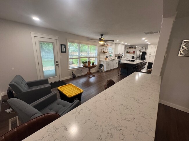 Building Photo - 303 E Broadmoor St