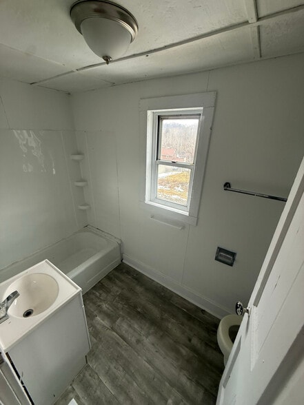 Building Photo - 127 May St