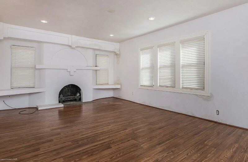 Building Photo - 2405 S Hughes St