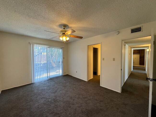 Building Photo - 4800 Summertree Ln