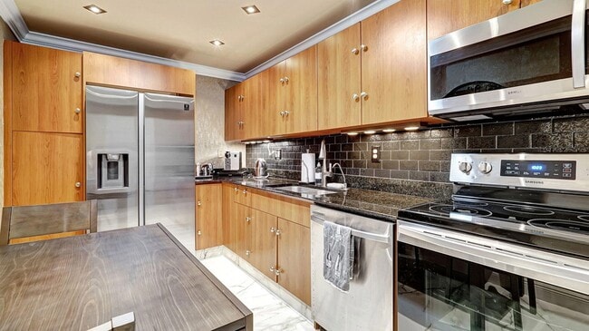 Building Photo - 3000 S Ocean Dr