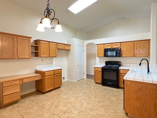 Building Photo - Southwest Bakersfield