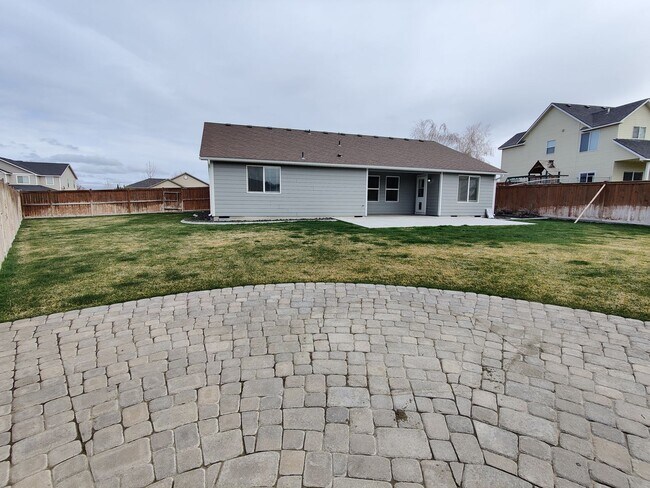 Building Photo - Great West Richland Location