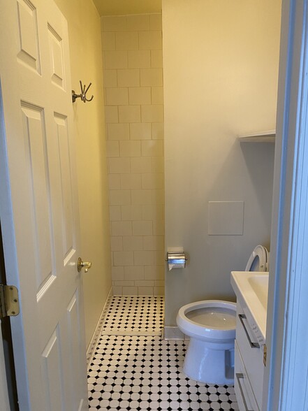 Building Photo - 806 Stiles St