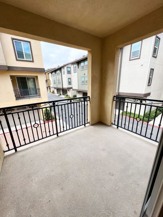 Building Photo - New 3BR Townhouse in San Marcos at Mission...